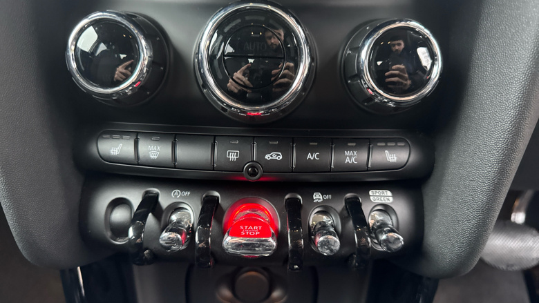 MINI Hatchback 1.5 Cooper Classic Premium Plus 5dr Auto Petrol Hatchback